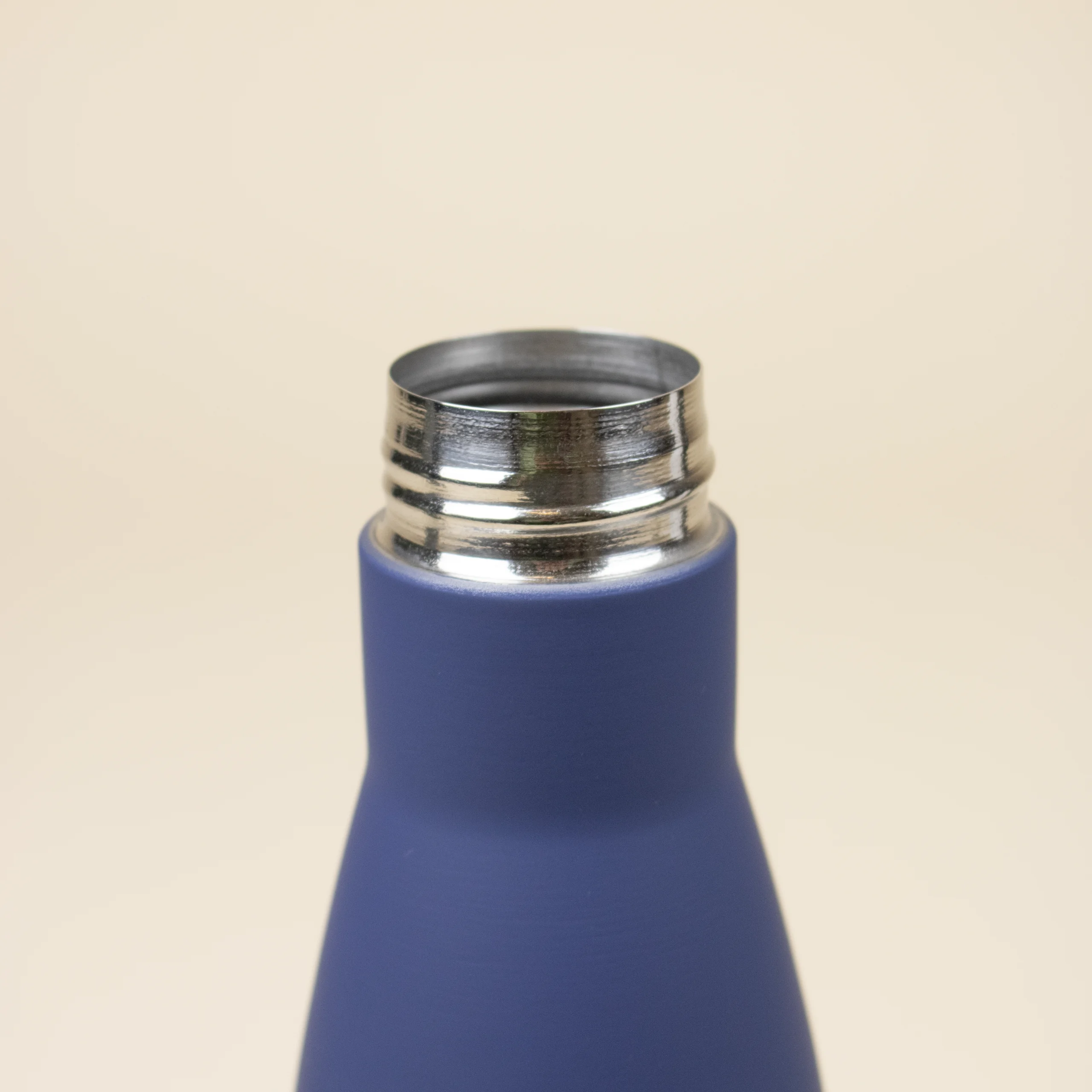 Botella de acero inoxidable 750ml BALANCE Botella de acero inoxidable 750ml color azul detalle rosca