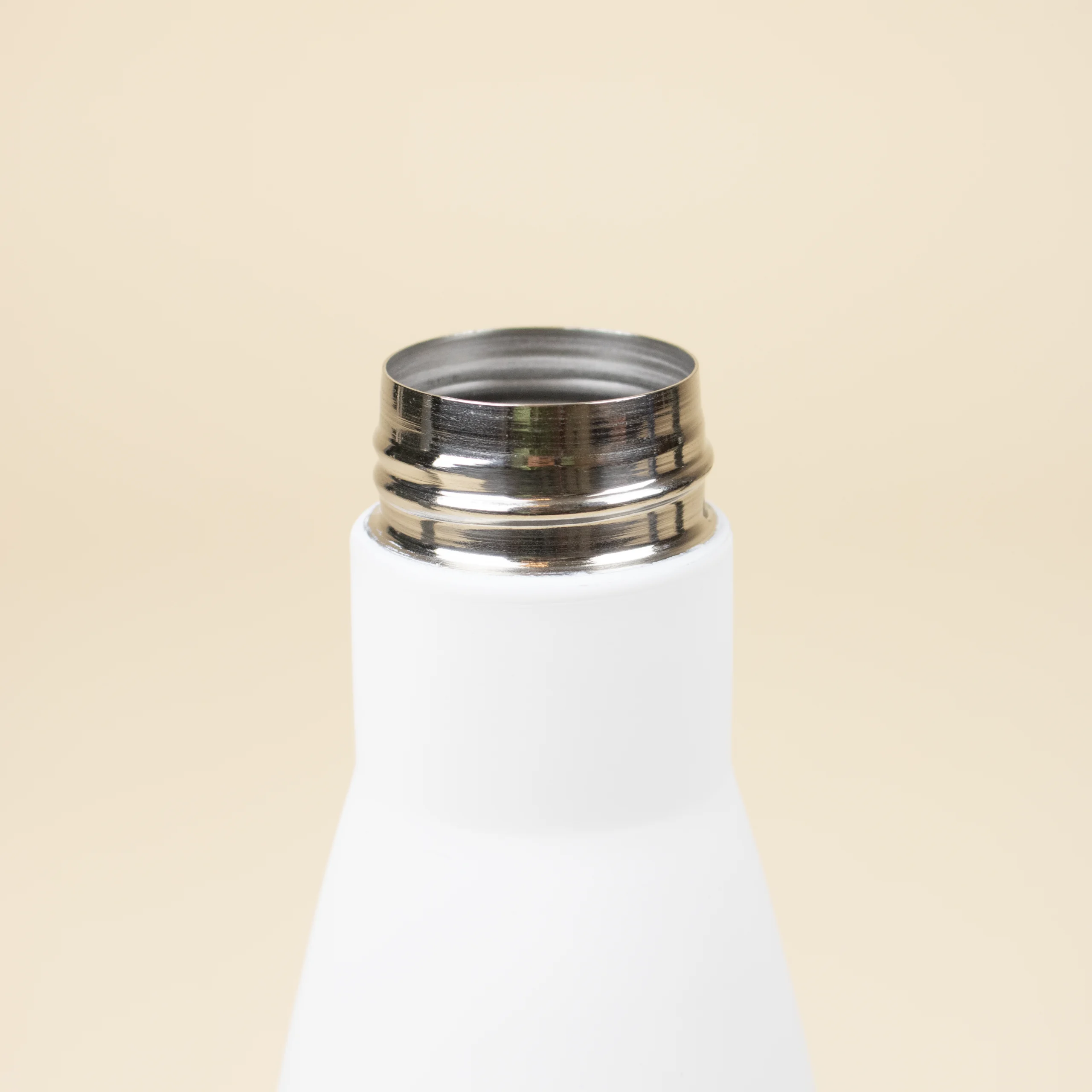 Botella de acero inoxidable 750ml color blanco detalle rosca