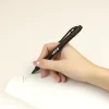 bolígrafo bioplástico de césped escribiendo