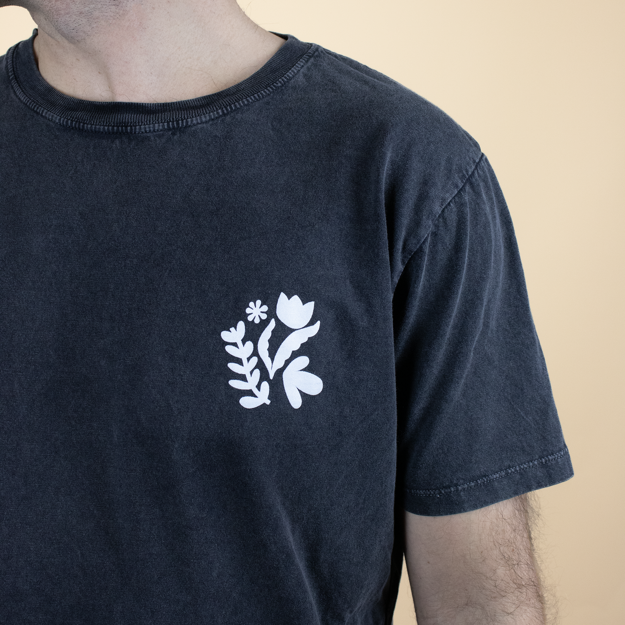 Camiseta Negra Serigrafiada Logo Cahier vert recyclé personnalisé avec texte blanc et crayon à papier