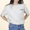 Camiseta orgánica color Beige con logro frontal modelo chica