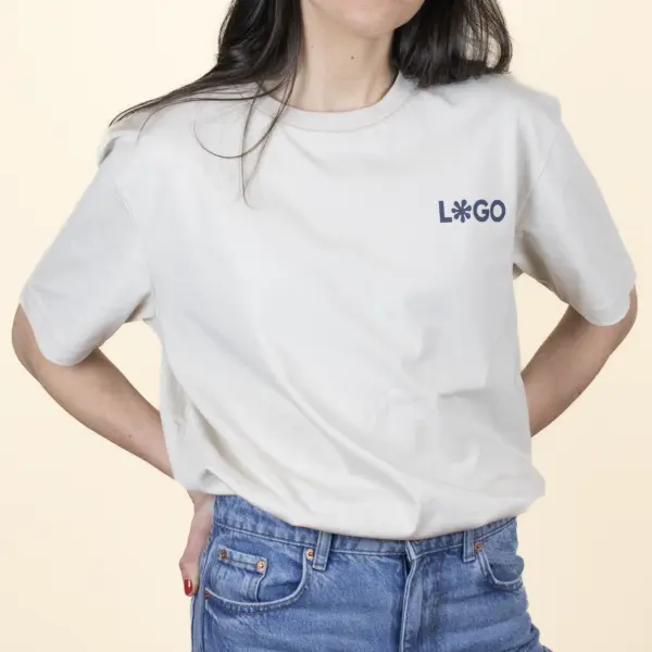Camiseta orgánica color Beige con logro frontal modelo chica