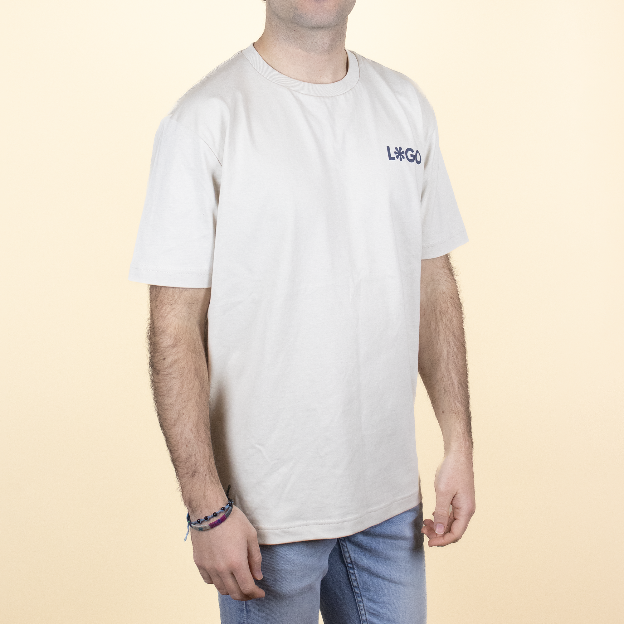 camiseta organica color beige Camiseta orgánica color Beige con logo modelo chico frontal