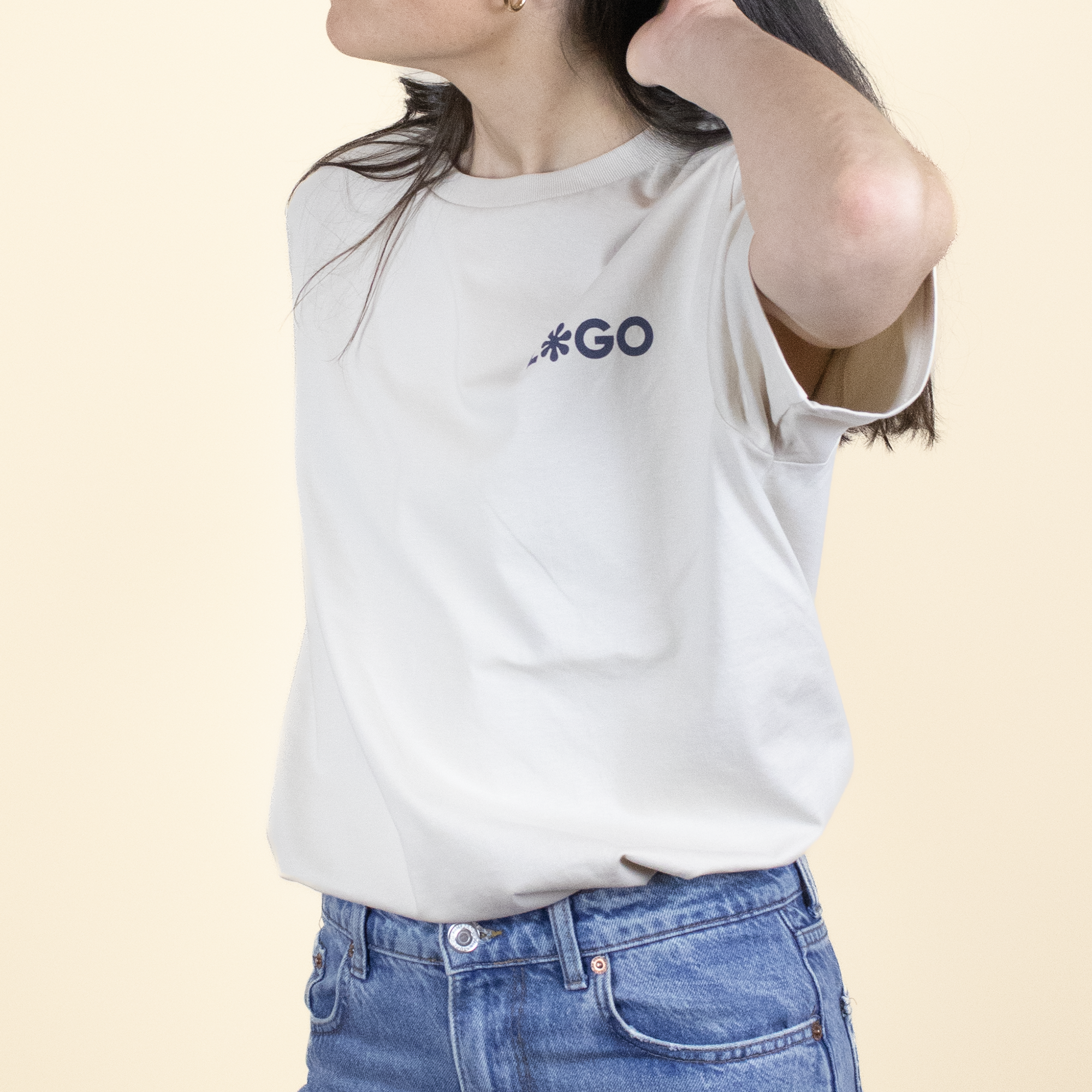 Camiseta Serigrafiada Beige Lateral Chica Camiseta color Beige con logro lateral modelo chica