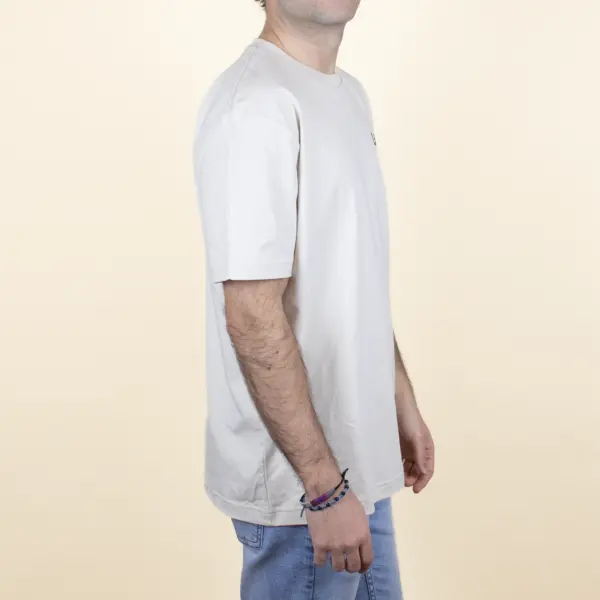 Camiseta orgánica color Beige modelo chico lateral