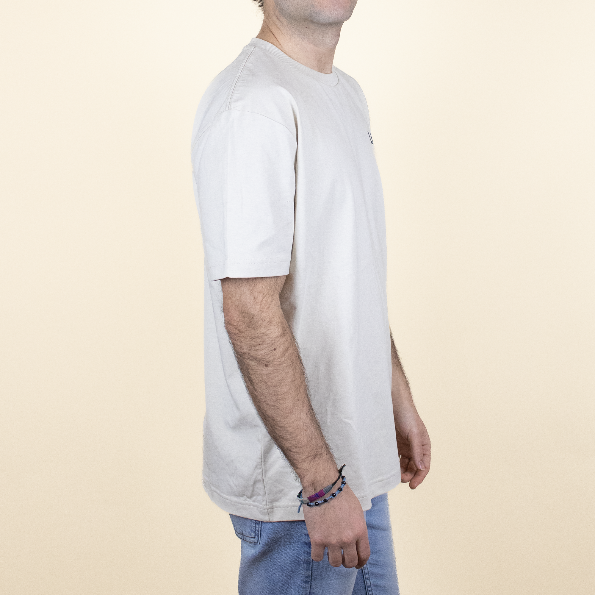 camiseta color beige lateral Camiseta orgánica color Beige modelo chico lateral