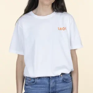 Camisetas blancas personalizadas modelo chica frontal