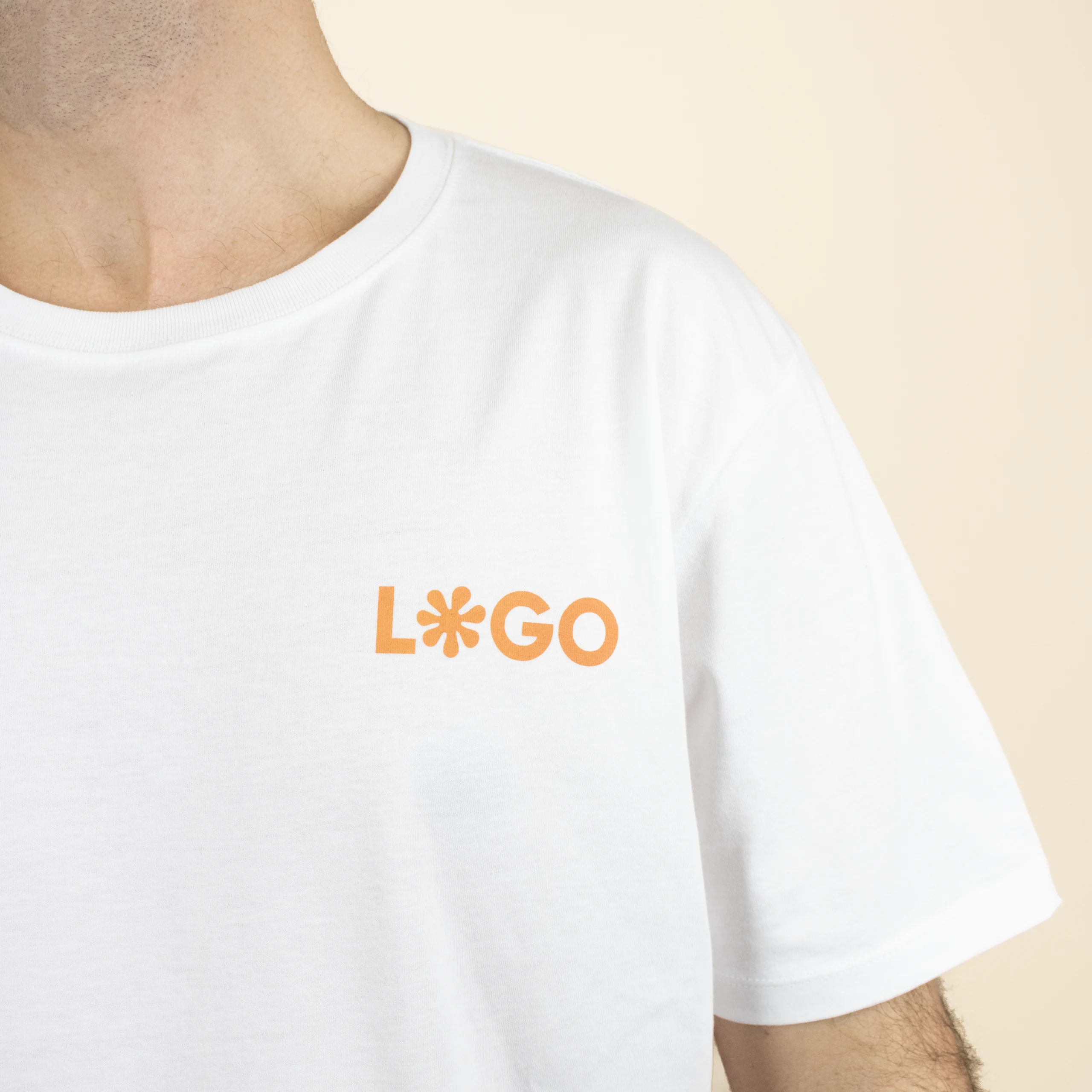 camisetas-blancas-personalizadas Camisetas blancas personalizadas logo naranja modelo chico frontal