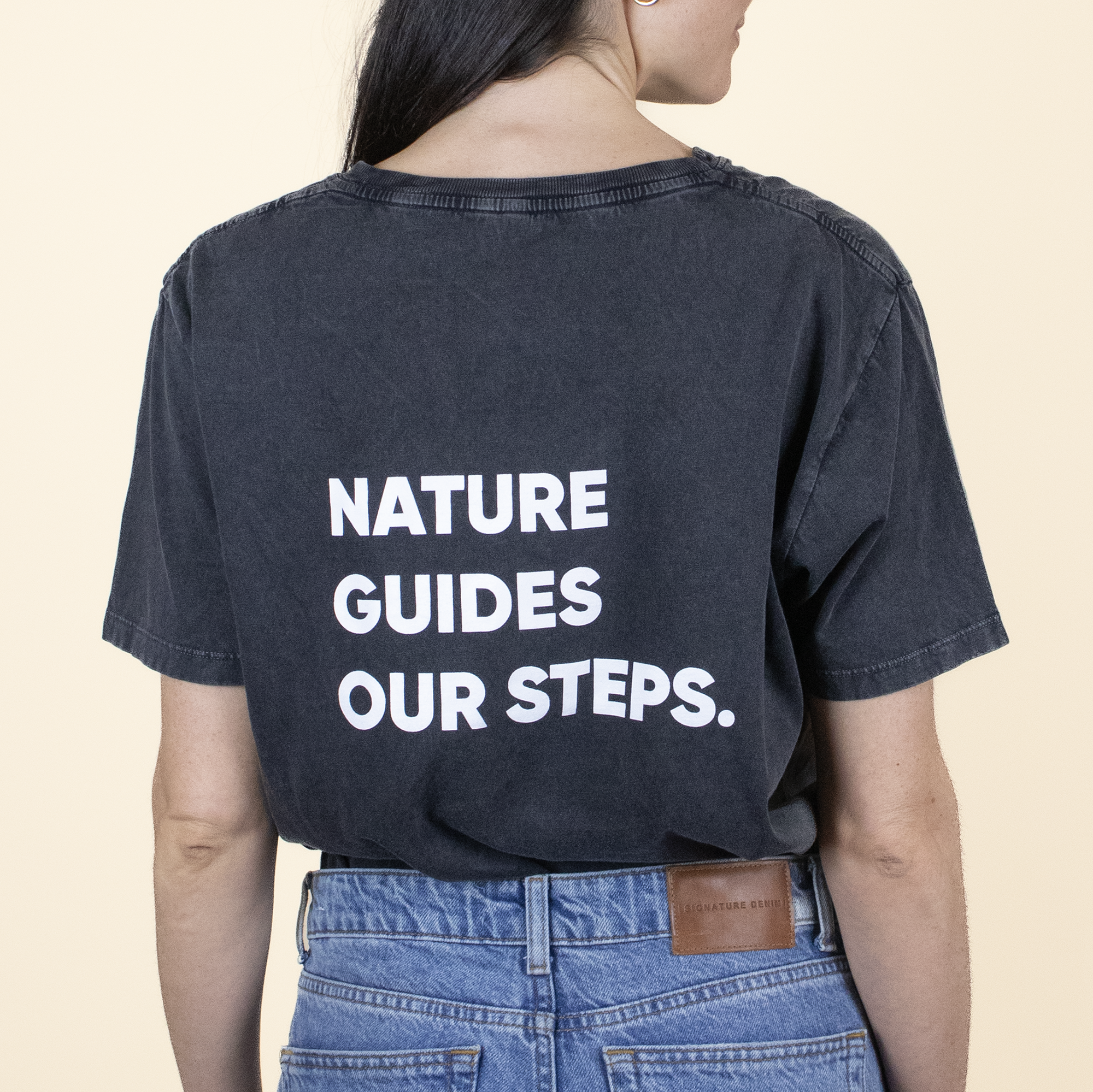 Camiseta personalizada negra modelo chica espalda