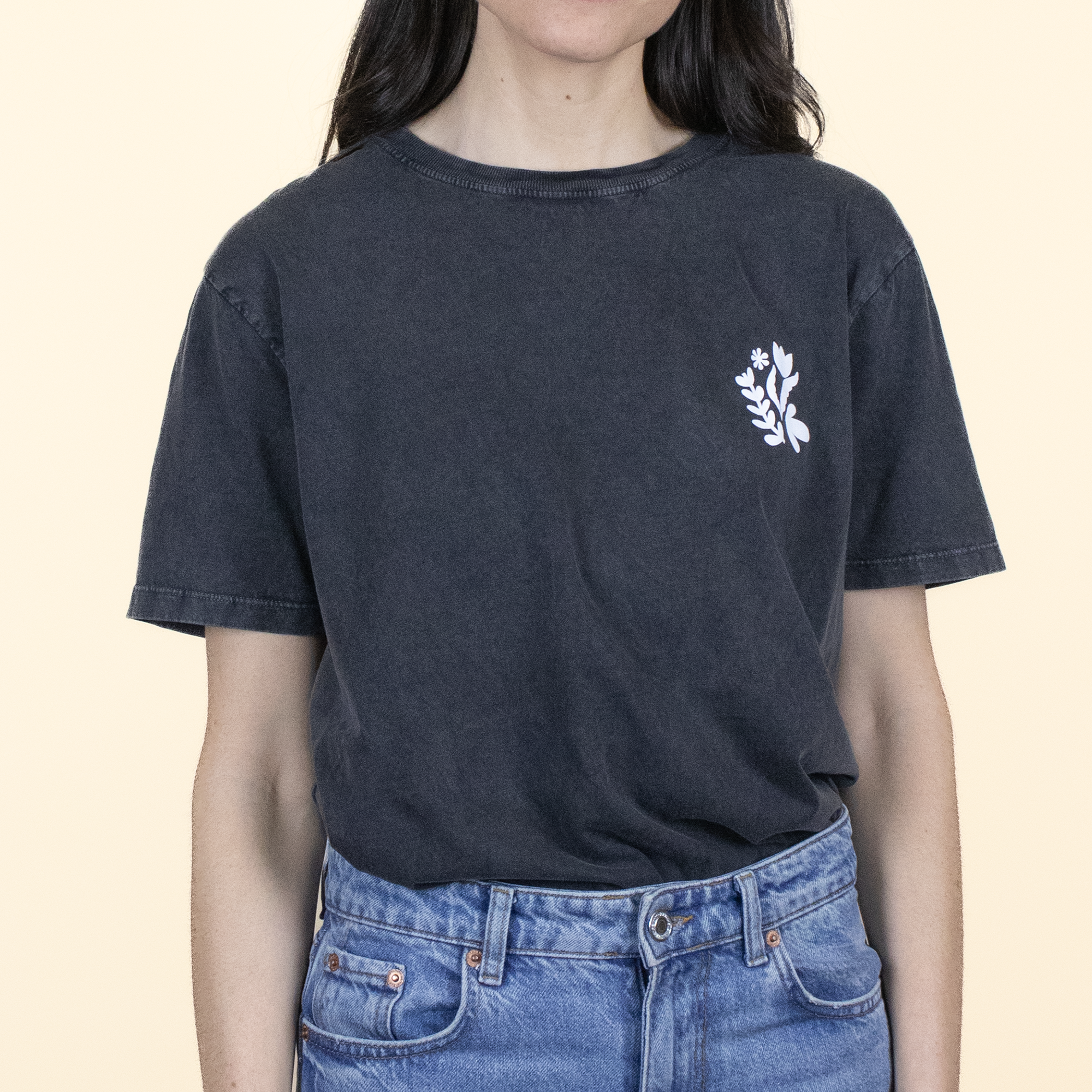 Camiseta personalizada negra modelo chica logo blanco frontal
