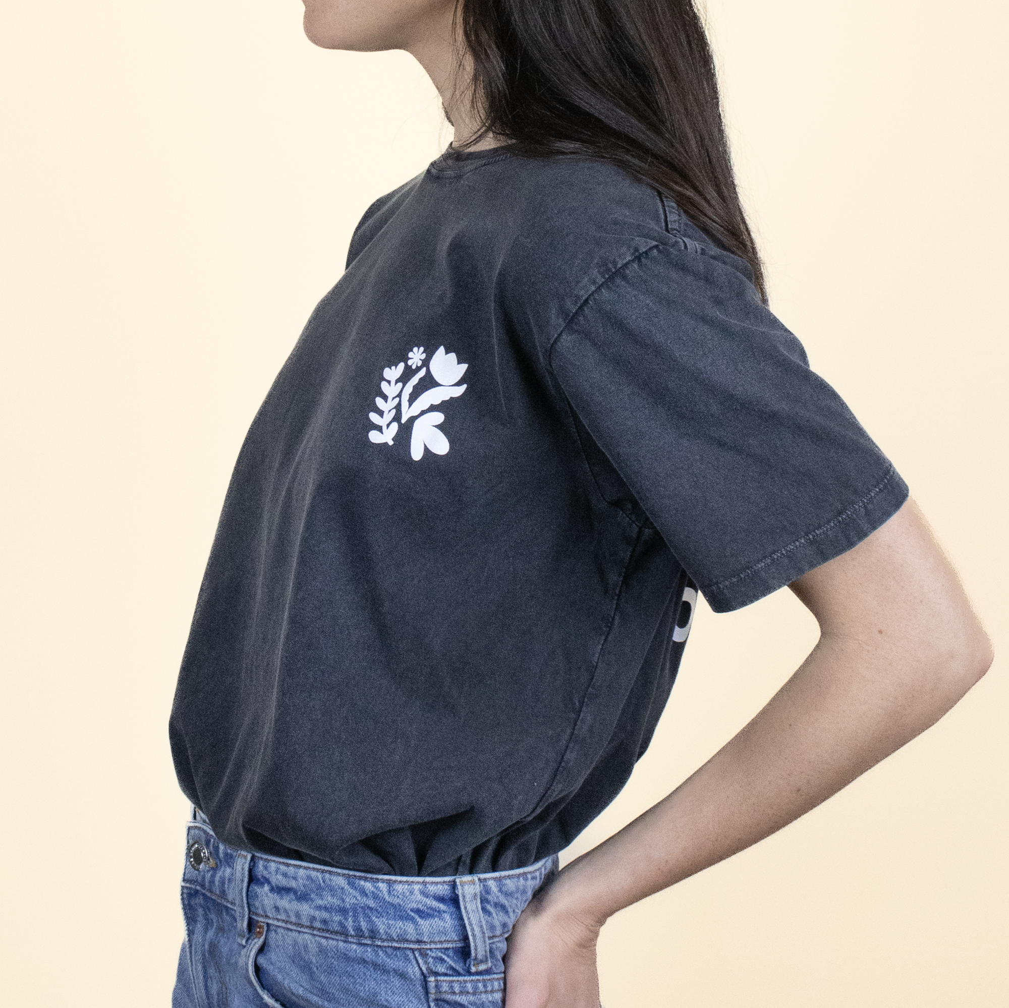 Camisetas personalizadas negras lateral Camiseta personalizada negra modelo chica lateral