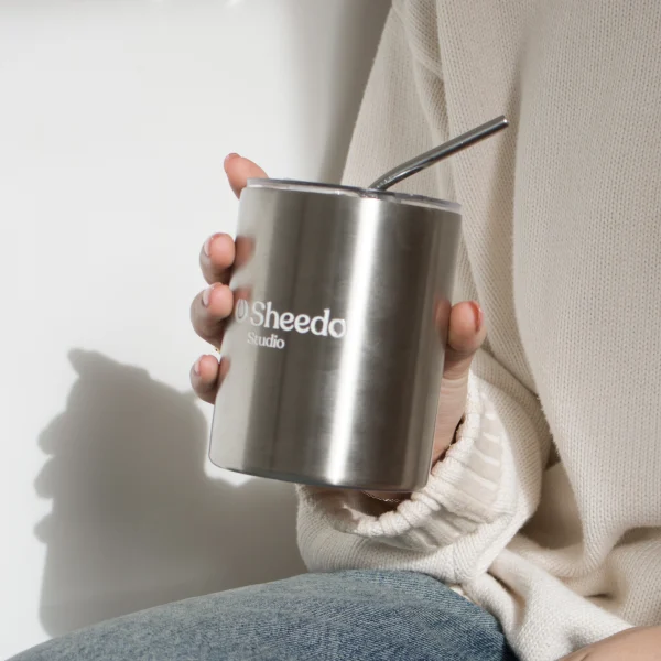 Taza take away con pajita color plateado personalizado logo blanco modelo chica con vaqueros