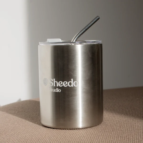 Taza take away con pajita color plateado personalizado logo blanco