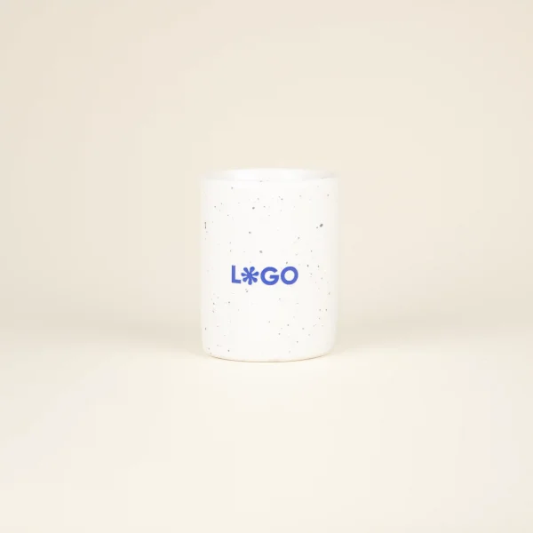 Taza de cerámica blanca con puntos negros personalizada con la palabra logo en azul