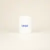 Taza de cerámica blanca con puntos negros personalizada con la palabra logo en azul