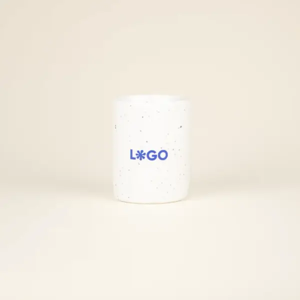 Taza de cerámica blanca con puntos negros personalizada con la palabra logo en azul