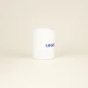 Taza de cerámica blanca con puntos negros personalizada con la palabra logo en azul