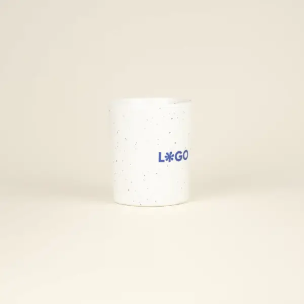 Taza de cerámica blanca con puntos negros personalizada con la palabra logo en azul