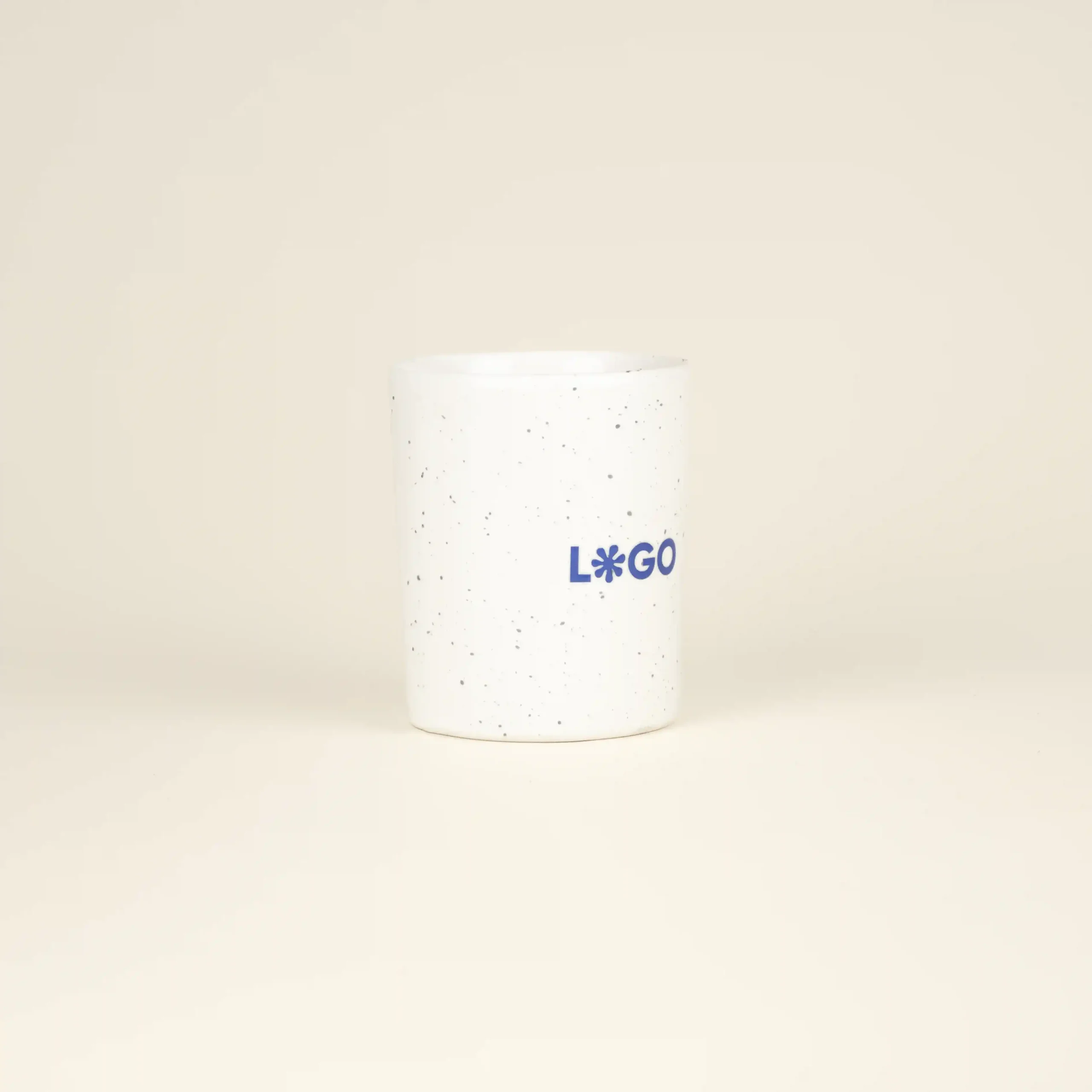 Taza de cerámica blanca con puntos negros personalizada con la palabra logo en azul