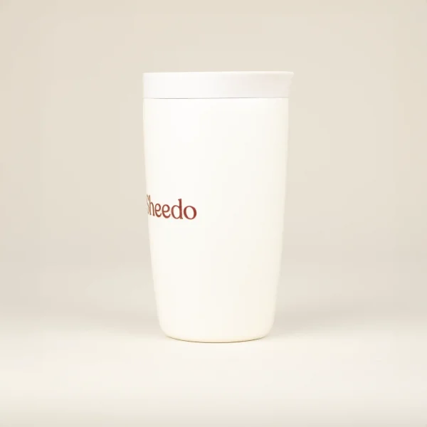 taza termo personalizada con logo lateral fondo beige