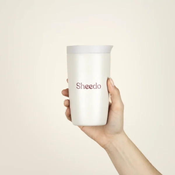 taza termo personalizada con logo fondo beige modelo mano
