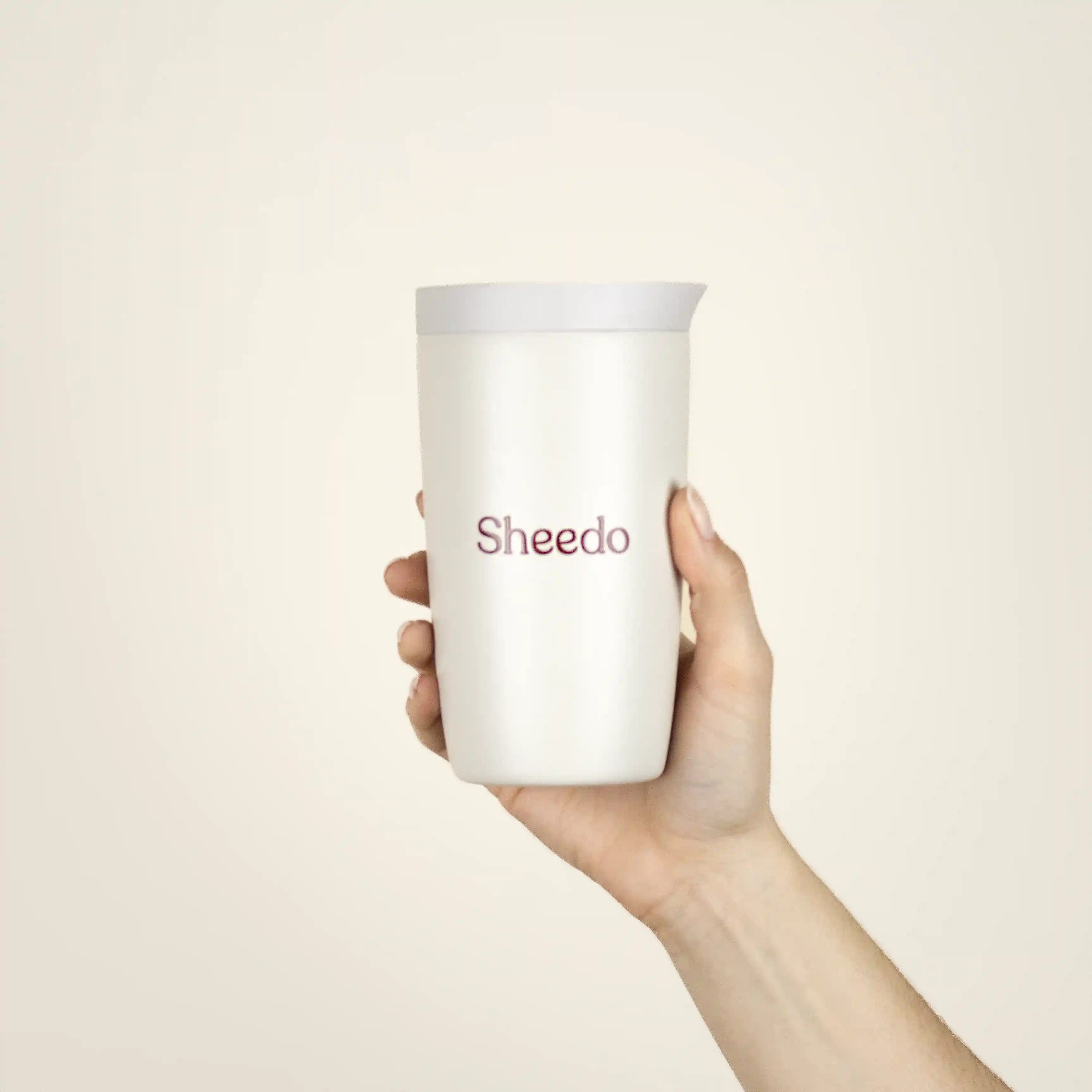 taza termo personalizada con logo fondo beige modelo mano