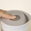 taza termo personalizada fondo beige mano em pulsador tapa