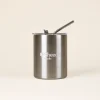 Taza take away con pajita color plateado fondo beige