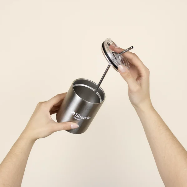 Taza take away con pajita abierto modelo manos fondo beige