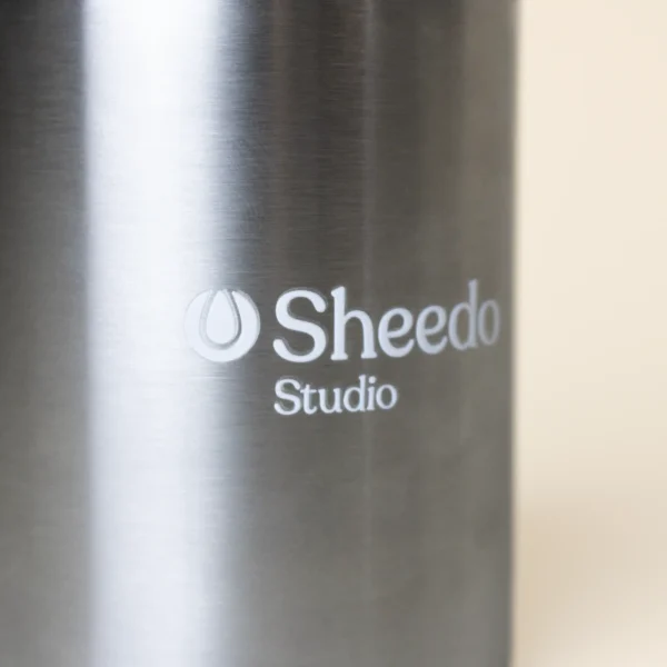 Taza take away con pajita color plateado personalizado logo blanco fondo beige