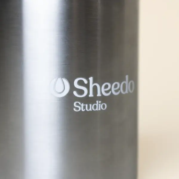 Taza take away con pajita color plateado personalizado logo blanco fondo beige