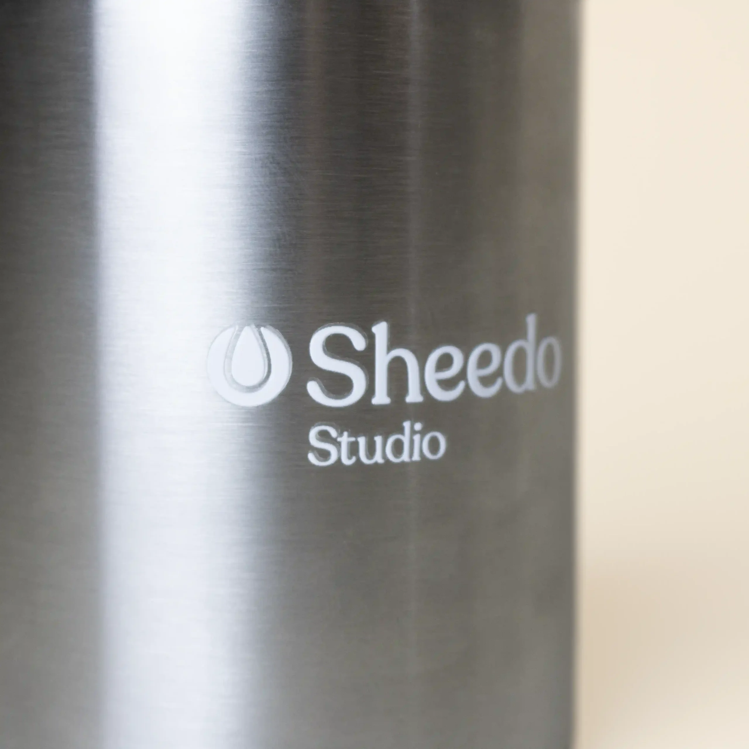 Taza take away con pajita MOON Taza take away con pajita color plateado personalizado logo blanco fondo beige