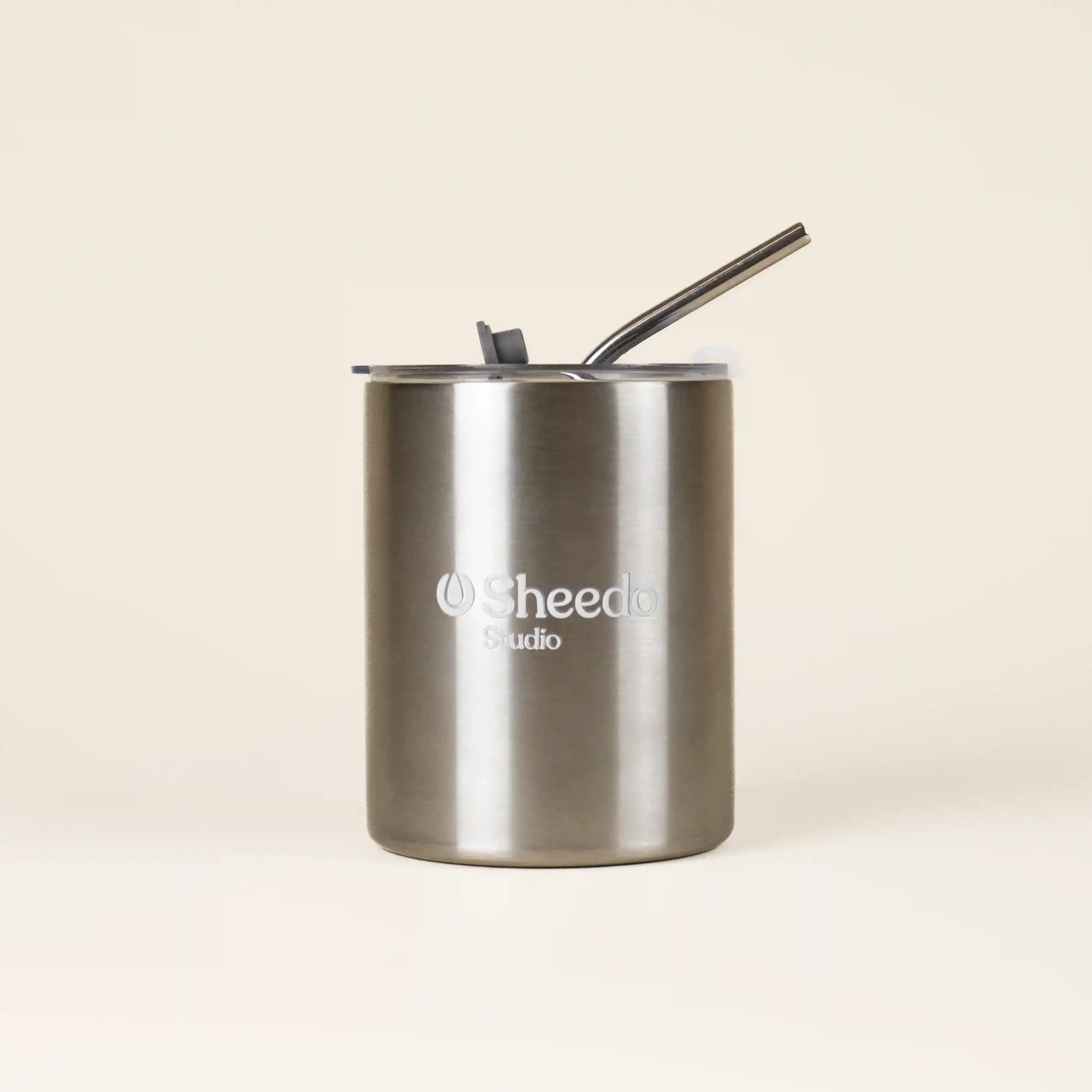 Taza take away con pajita MOON Taza take away con pajita color plateado fondo beige