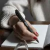 bolígrafo bioplástico de césped escribiendo