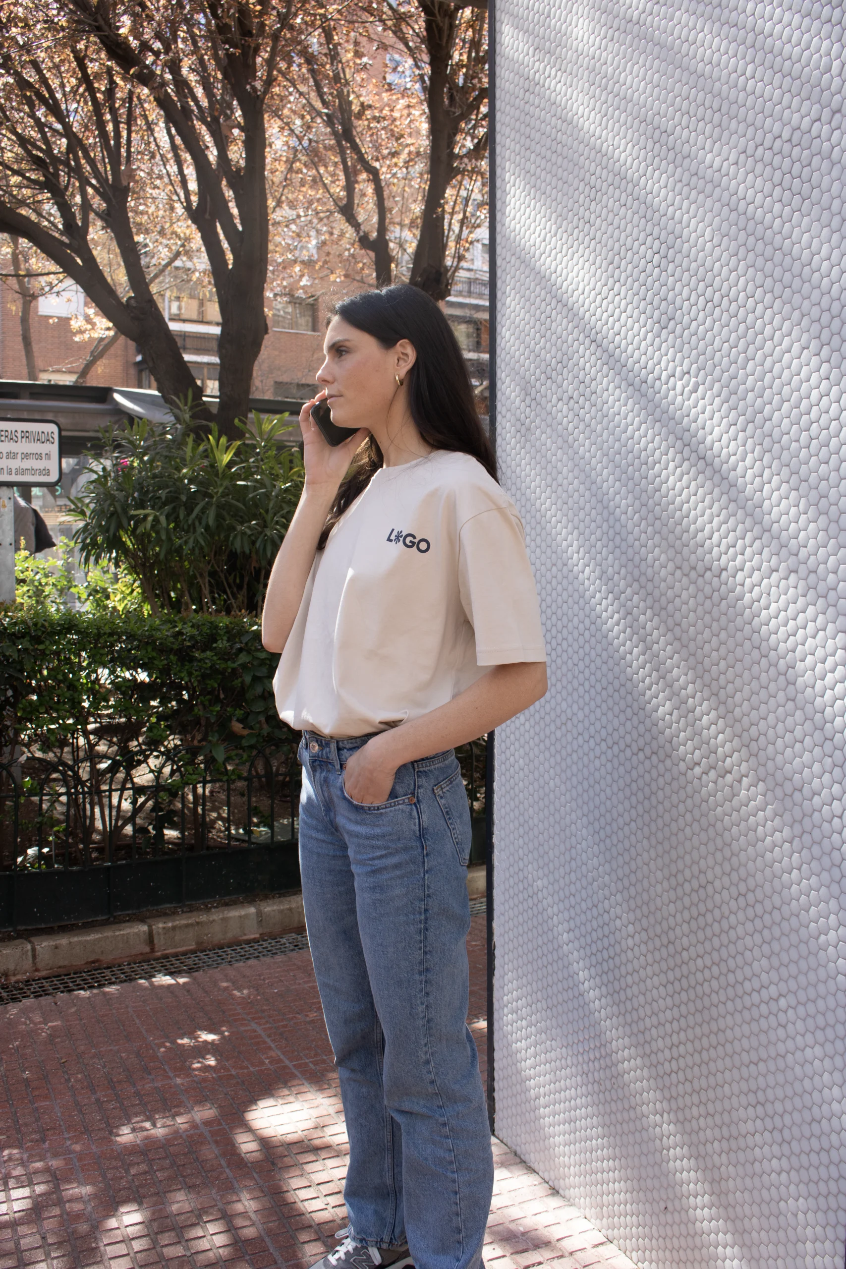 camiseta beige telefono Cahier vert recyclé personnalisé avec texte blanc
