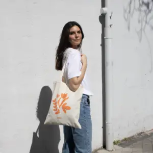 Chica paseando con bolsa de algodón personalizada