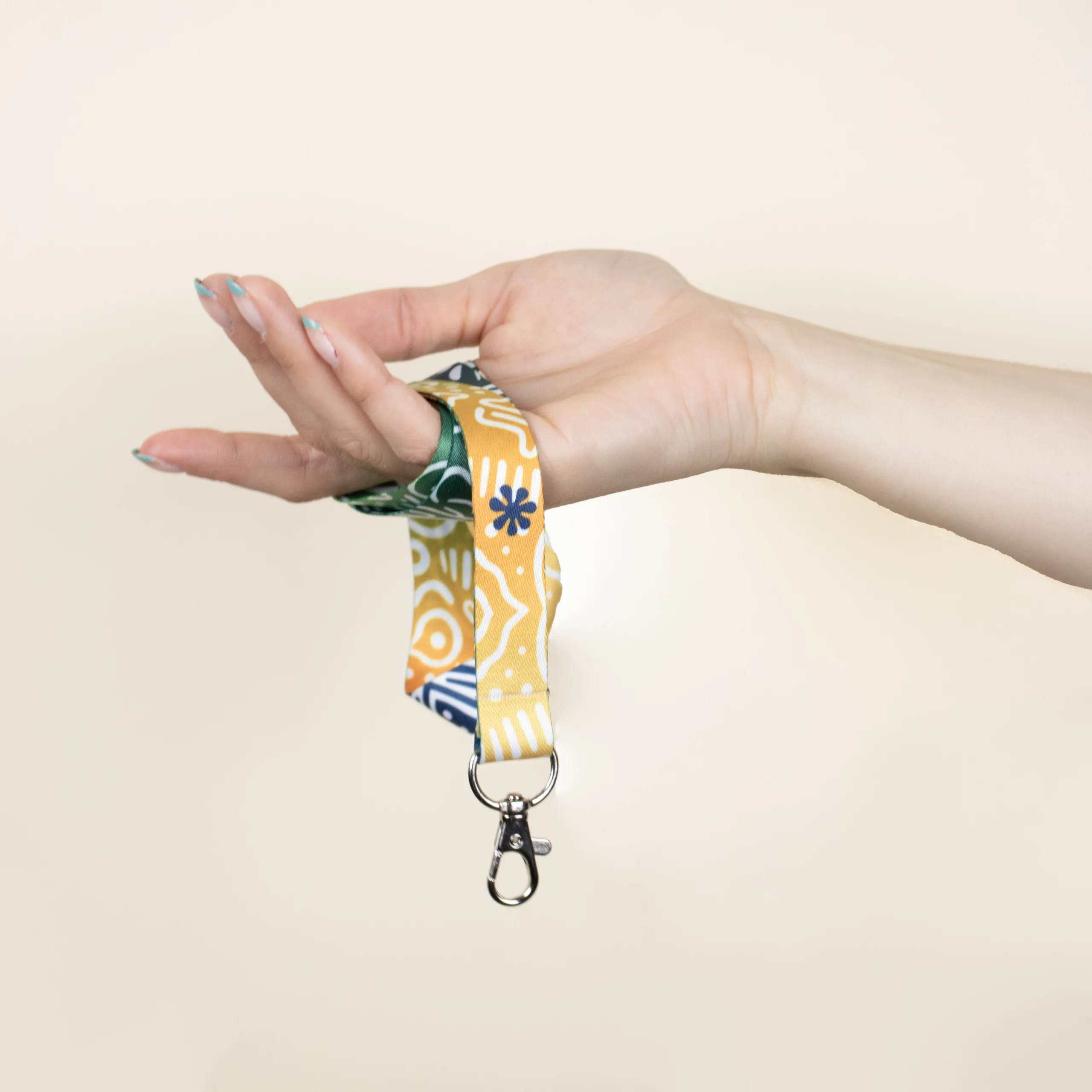 Lanyards rpet personalizados con acreditación fondo beige