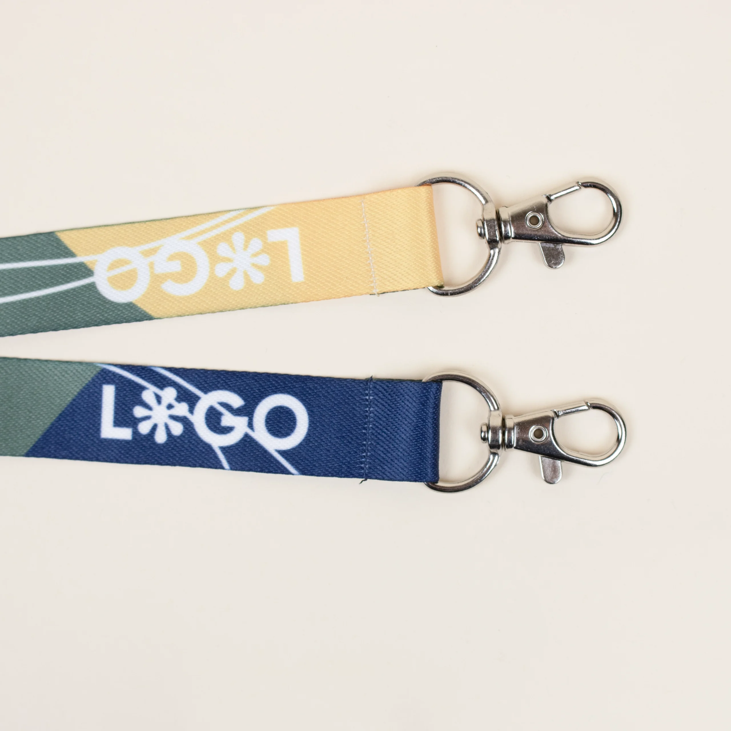 Lanyards rpet doble mosquetón personalizados con logo detalle mosquetón fondo beige