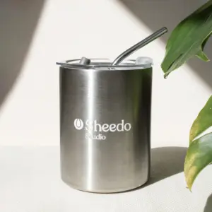 Taza take away con pajita color plateado personalizado logo blanco