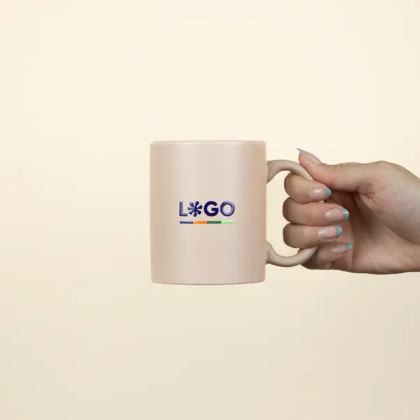 Taza beige personalizada con logo modelo mano