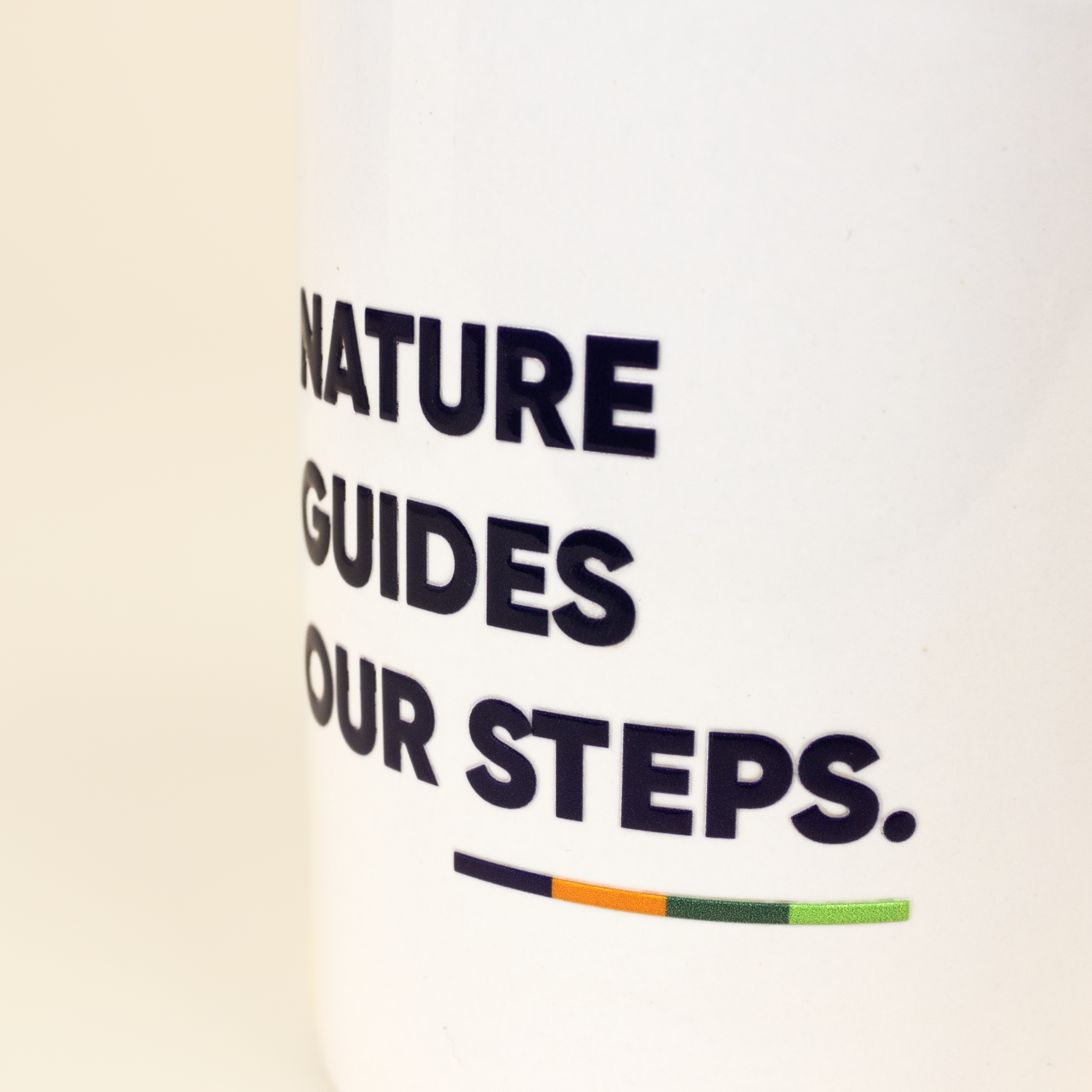 Taza blanca personalizada DALIA Taza Blanca personalizada con detalle de logo azul sobre fondo beige