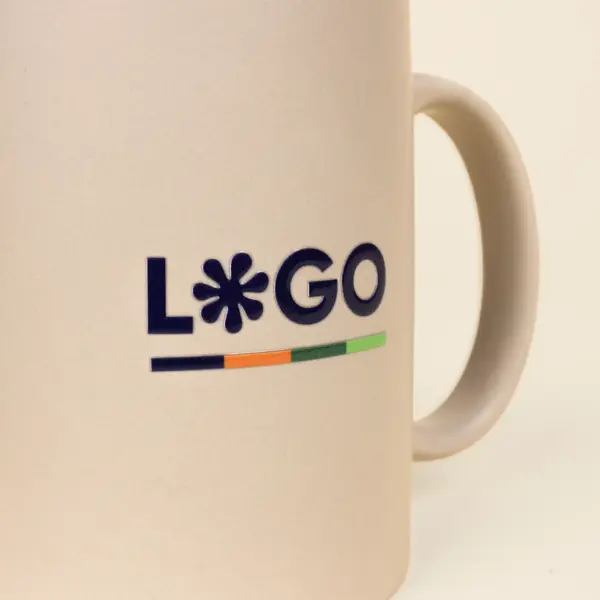 Taza beige para personalizar con detalle logo azul