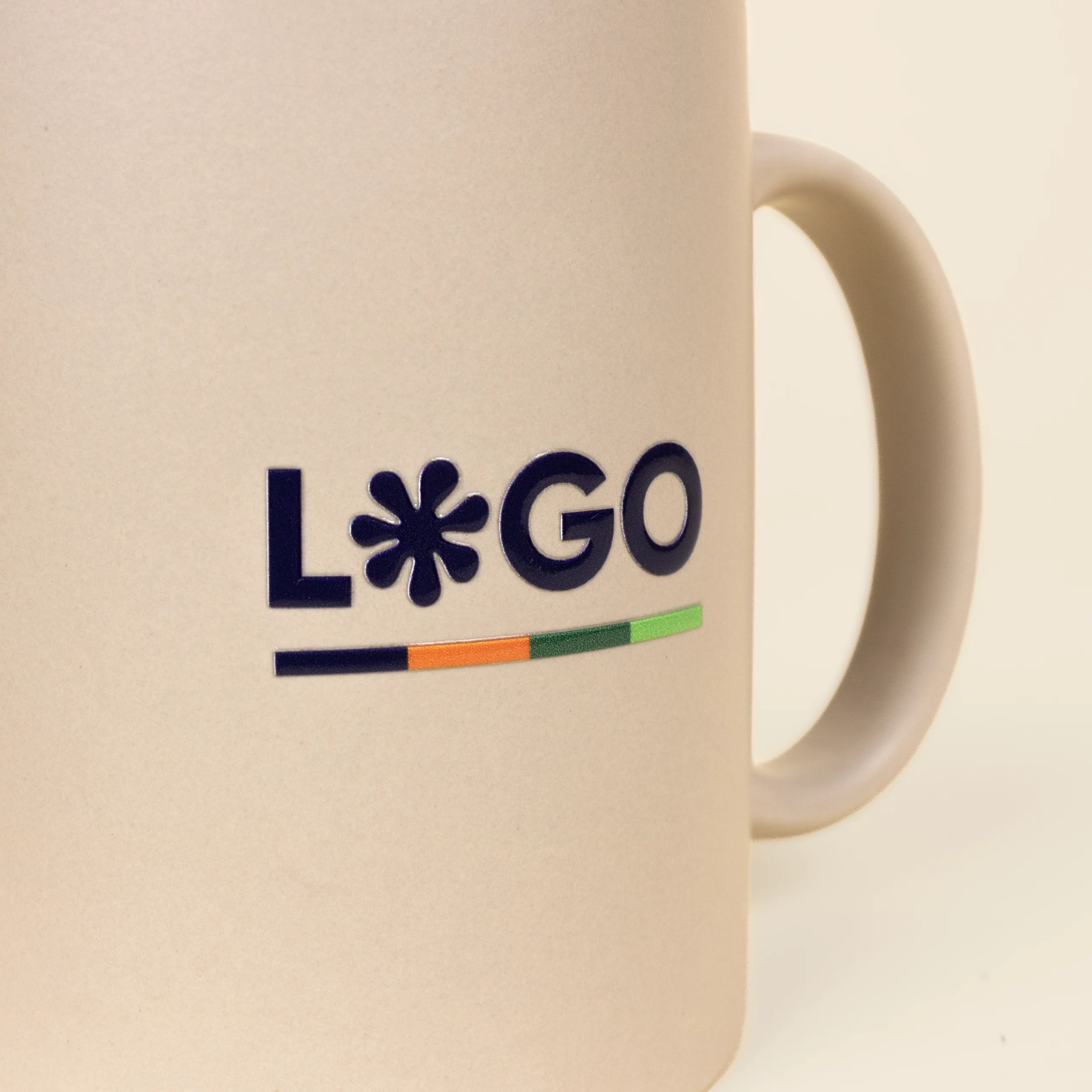 Taza beige personalizada VANILLE Taza beige para personalizar con detalle logo azul