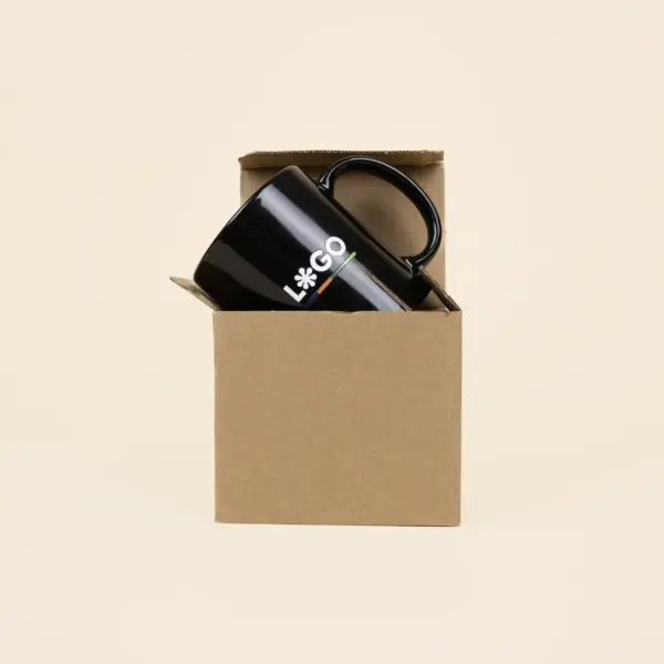 Taza negra con asa personalizada con la palabra logo en blanco dentro de una caja de cartón