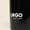 Detalle de la personalización de la palabra logo en blanco impresa en una taza negra