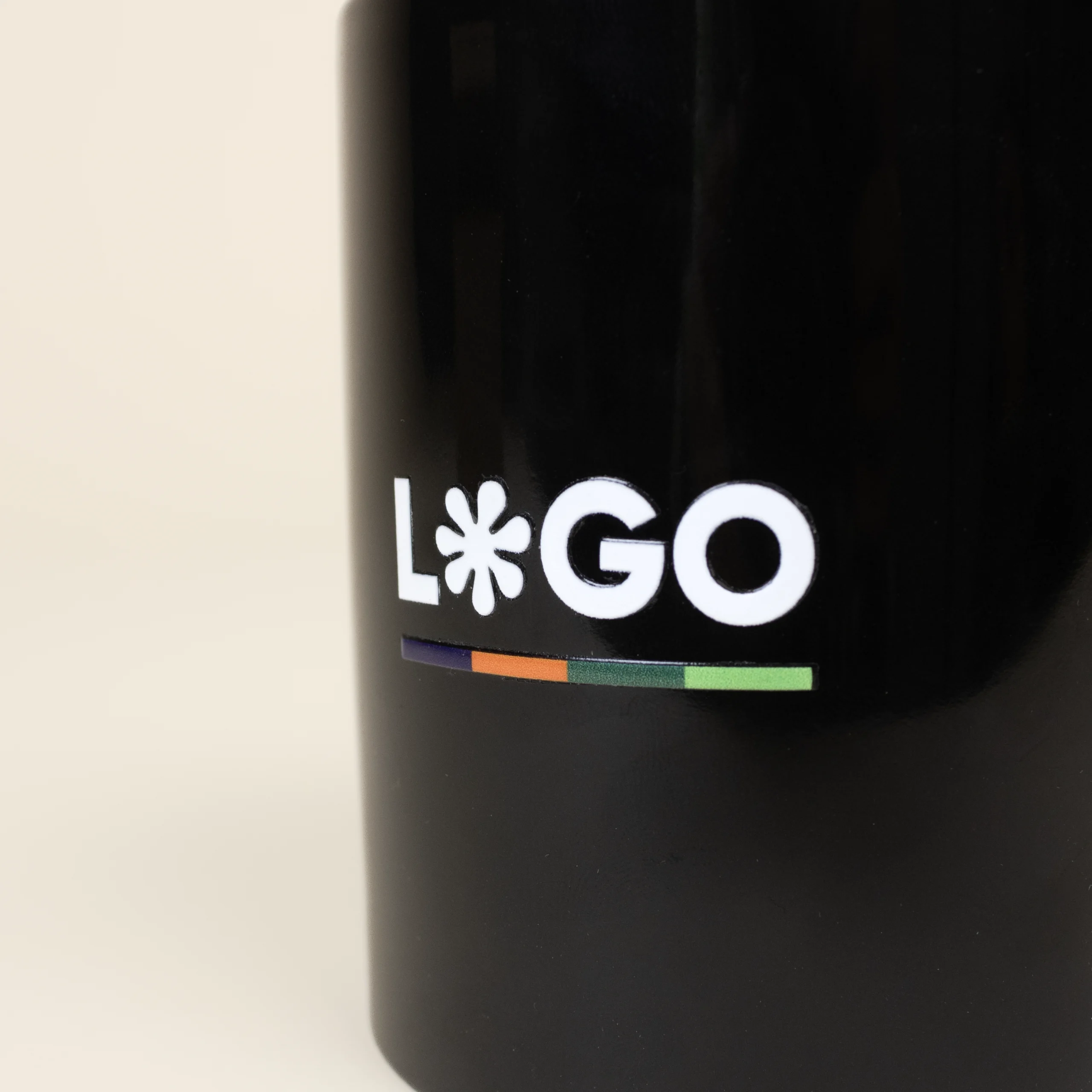 Detalle de la personalización de la palabra logo en blanco impresa en una taza negra