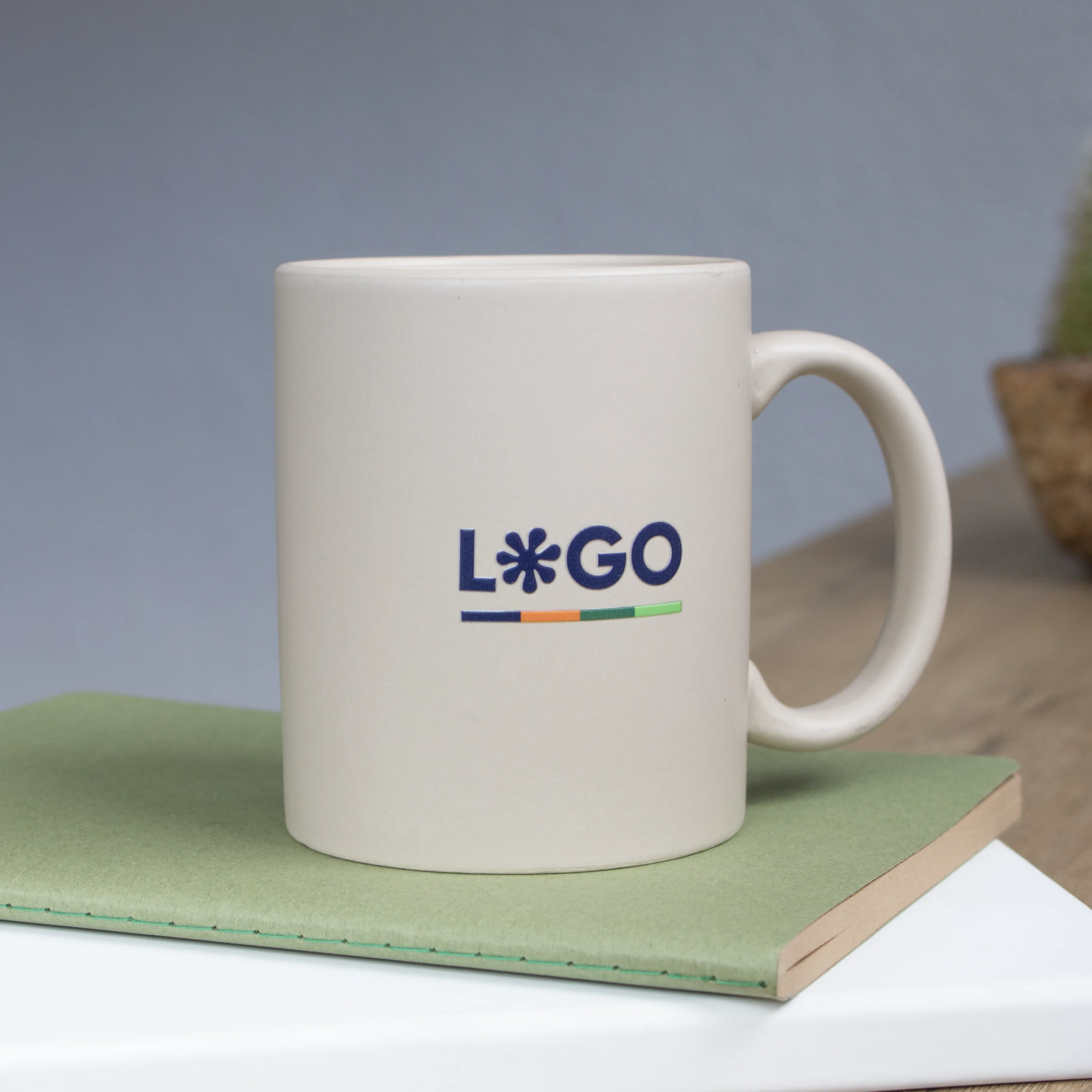 Taza beige personalizada VANILLE Taza beige con logo personalizado a todo color y cuaderno verde