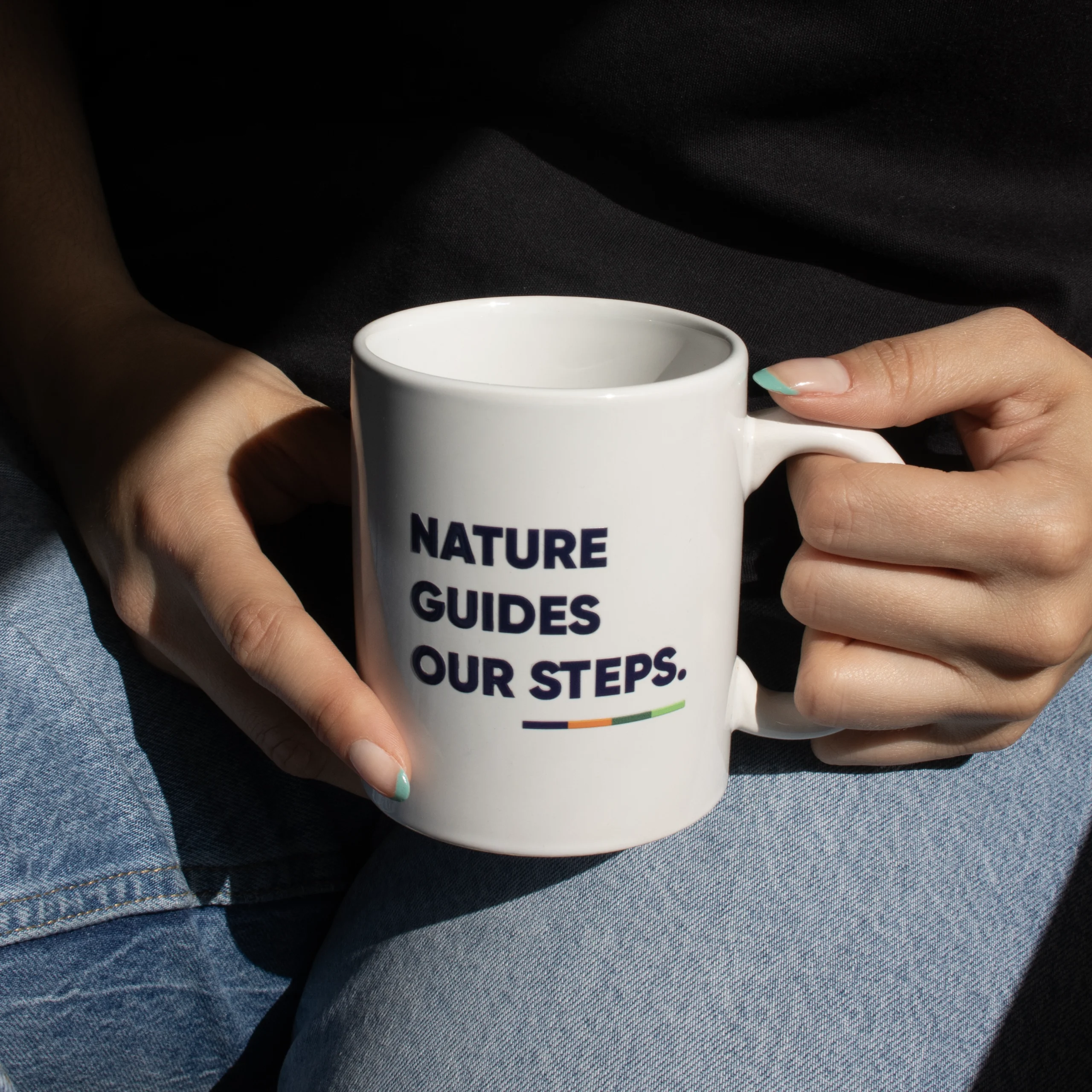 Taza blanca personalizada DALIA Taza Blanca para personalizar con logo azul mano modelo chica en vaqueros