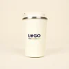 Taza térmica con tapa personalizada logo azul fondo beige