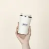 Taza térmica con tapa personalizada logo azul modelo mano fondo beige